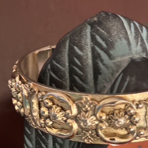 Vintage Whiting & Davis hinged Clamper bracelet in gold metal Opening 2 1/4” - Picture 2 of 9